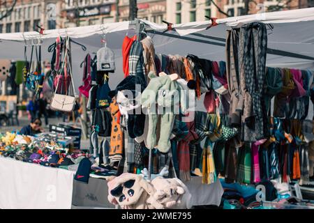 Gand, Belgique - janvier 31 2024 : marché du samedi à Gand, belgique. Vendeurs de rue vendant des produits au grand marché de bazar. Vendeurs de rue en plein air se Banque D'Images