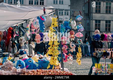 Gand, Belgique - janvier 31 2024 : marché du samedi à Gand, belgique. Vendeurs de rue vendant des produits au grand marché de bazar. Vendeurs de rue en plein air se Banque D'Images