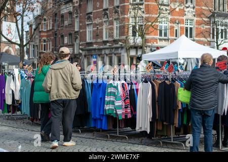 Gand, Belgique - janvier 31 2024 : marché du samedi à Gand, belgique. Vendeurs de rue vendant des produits au grand marché de bazar. Vendeurs de rue en plein air se Banque D'Images