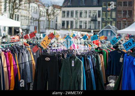 Gand, Belgique - janvier 31 2024 : marché du samedi à Gand, belgique. Vendeurs de rue vendant des produits au grand marché de bazar. Vendeurs de rue en plein air se Banque D'Images