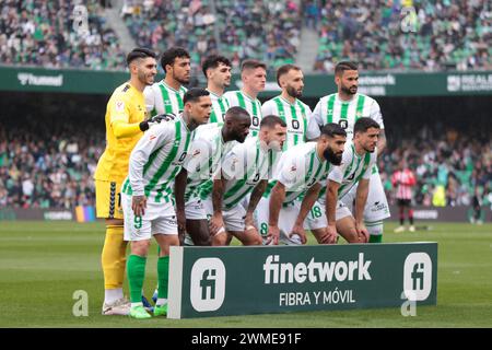 Séville, Espagne. 25 février 2024. SÉVILLE, ESPAGNE - FÉVRIER 25 : L'équipe s'aligne pour une photo avant le coup d'envoi. Lors de la Liga EA Sports match entre Real Betis et Athletic Club à Benito Villamarin le 25 février 2024 à Séville, Espagne. (Crédit image : © Jose Luis Contreras/DAX via ZUMA Press Wire) USAGE ÉDITORIAL SEULEMENT! Non destiné à UN USAGE commercial ! Banque D'Images