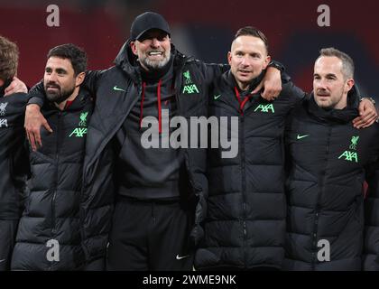 Londres, Royaume-Uni. 25 février 2024. Jurgen Klopp, Manager de Liverpool, célèbre avec les entraîneurs le match de la Carabao Cup au stade de Wembley, Londres. Le crédit photo devrait se lire : Paul Terry/Sportimage crédit : Sportimage Ltd/Alamy Live News Banque D'Images