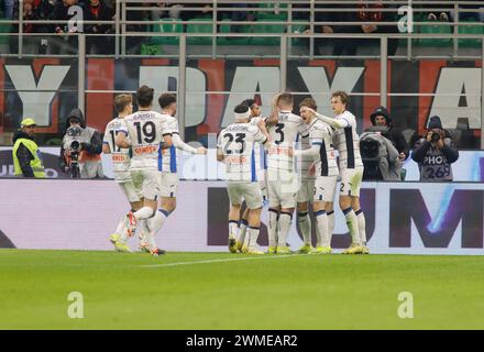 Milan, Italie. 25 février 2024. Teun Koopmeiners d'Atalanta BC célébrant avec ses coéquipiers un but lors du match de football italien de Serie A entre l'AC Milan et l'Atalanta BC le 25 février 2024 au San Siro Stadium, Milan, Italie. Crédit : Nderim Kaceli/Alamy Live News Banque D'Images