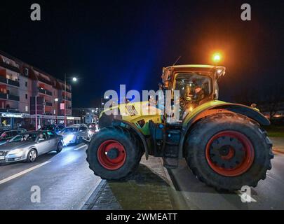 25 février 2024, Brandebourg, Francfort (Oder) : un agriculteur bloque la route d'accès au poste frontalier germano-polonais de Stadtbrücke à Francfort (Oder) avec son tracteur pendant la nuit. En réponse aux plans d'austérité du gouvernement allemand, les agriculteurs, les commerçants et les artisans ont une fois de plus appelé à protester. Photo : Patrick Pleul/dpa Banque D'Images