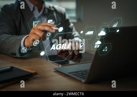 Un homme d'affaires utilisant un ordinateur portable gestion agile et les principes du développement de logiciels agiles Banque D'Images