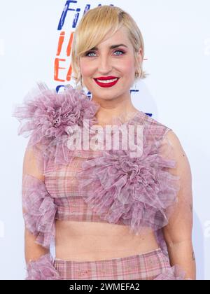 Los Angeles, États-Unis. 25 février 2024. Zoe Lister-Jones marchant sur le tapis rouge lors du film Independent Spirit Awards 2024 qui s'est tenu sur la plage de Santa Monica, en Californie, le 25 février 2024. (Photo de Sthanlee B. Mirador/Sipa USA) crédit : Sipa USA/Alamy Live News Banque D'Images