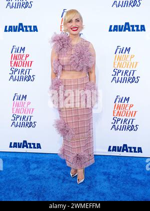 Los Angeles, États-Unis. 25 février 2024. Zoe Lister-Jones marchant sur le tapis rouge lors du film Independent Spirit Awards 2024 qui s'est tenu sur la plage de Santa Monica, en Californie, le 25 février 2024. (Photo de Sthanlee B. Mirador/Sipa USA) crédit : Sipa USA/Alamy Live News Banque D'Images