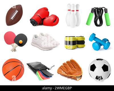 Différentes balles et autres équipements sportifs isolés sur blanc, ensemble Banque D'Images