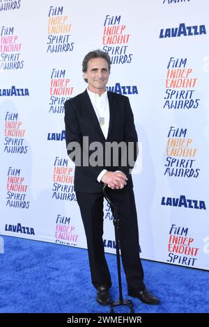 Santa Monica, Californie, États-Unis 25 février 2024 le producteur Lawrence Bender participe aux film Independent Spirit Awards 2024 le 25 février 2024 à Santa Monica, Californie, États-Unis. Photo de Barry King/Alamy Live News Banque D'Images