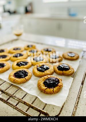 Confiture fraîchement cuite déposer des biscuits refroidissant sur une grille de cuisson dans la cuisine Banque D'Images