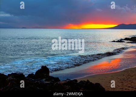 Coucher de soleil sur la plage à Lanzarote, îles Canaries, Espagne. Crépuscule sur le paysage serein avec océan Banque D'Images