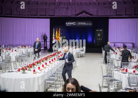 Barcelone, Espagne. 25 février 2024. Le dîner responsable de la préparation du service avant l'arrivée de tous les représentants de la CMM, le roi d'Espagne Felipe VI et les premiers ministres d'Espagne et de Catalogne. Mobile World Congress (MWC) Barcelone 2024 organisé par Groupe Speciale Mobile Association (GSMA) est l'événement le plus important et le plus influent pour l'écosystème de connectivité dans le monde. Lors de cet événement, les entreprises les plus importantes de l’industrie présentent leurs nouvelles technologies. (Photo par Axel Miranda/SOPA images/SIPA USA) crédit : SIPA USA/Alamy Live News Banque D'Images