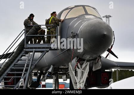 B-1 maintenance Bomber Task Force 24-2 à la base aérienne de Luleå-Kallax, Suède, 25 février 2024. Photo de Jake Jacobsen Banque D'Images