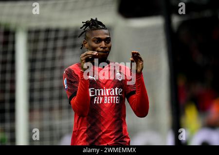 Milan, Italie. 25 février 2024. Rafael Leao d'AC Milan célèbre son but lors d'un match de football de Serie A entre Milan et Atalanta à Milan, Italie, le 25 février 2024. Crédit : Valeria Abis/Xinhua/Alamy Live News Banque D'Images