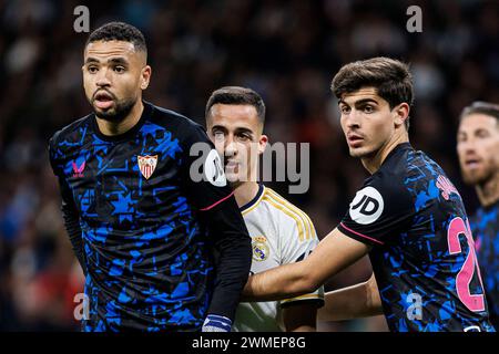 Madrid, Espagne. 25 février 2024. Estadio Santiago Bernabéu Madrid, Espagne - février 25 : Lucas Vazquez du Real Madrid (C) caché parmi Y. en-Nesyri de Séville (l) et Isaac Romero de Séville (R) lors du match de la Liga entre le Real Madrid et le Sevilla FC à l'Estadio Santiago Bernabéu de Madrid, Espagne. (Photo de Maria de Gracia Jiménez/Sports Press photo) MM (Eurasia Sport images/SPP) crédit : SPP Sport Press photo. /Alamy Live News Banque D'Images