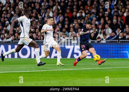 Madrid, Espagne. 25 février 2024. Estadio Santiago Bernabéu Madrid, Espagne - février 25 : Isaac Romero de Sevilla (R) passe le ballon lors du match de la Liga entre le Real Madrid et le Sevilla FC à l'Estadio Santiago Bernabéu à Madrid, Espagne. (Photo de Maria de Gracia Jiménez/Sports Press photo) MM (Eurasia Sport images/SPP) crédit : SPP Sport Press photo. /Alamy Live News Banque D'Images