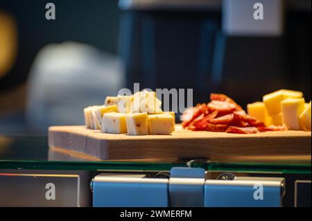 Dégustation de différents fromages et saucisses dans la fromagerie néerlandaise Banque D'Images