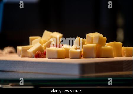 Dégustation de différents fromages et saucisses dans la fromagerie néerlandaise Banque D'Images