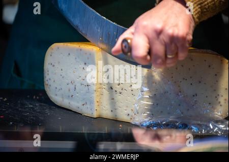 Découpe et dégustation de différents fromages et saucisses dans la fromagerie néerlandaise Banque D'Images