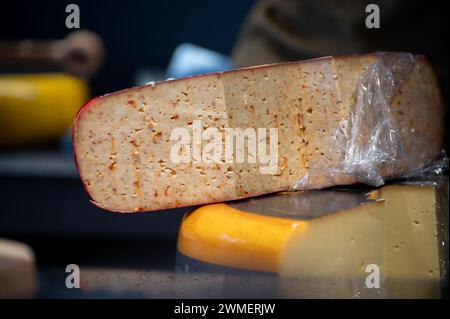 Découpe et dégustation de différents fromages et saucisses dans la fromagerie néerlandaise Banque D'Images