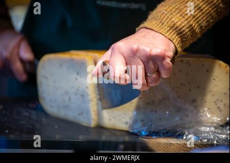 Découpe et dégustation de différents fromages et saucisses dans la fromagerie néerlandaise Banque D'Images