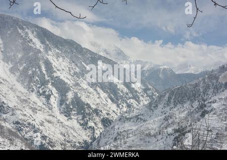 Fortes chutes de neige dans les zones vallonnées du KP Pakistan Banque D'Images