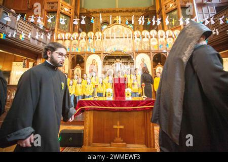 Londres, Angleterre, Royaume-Uni. 24 février 2024. Le Service de prière œcuménique interreligieux a eu lieu dans la cathédrale ukrainienne de Londres à l'occasion du deuxième anniversaire de l'invasion russe de l'Ukraine. (Crédit image : © Tayfun Salci/ZUMA Press Wire) USAGE ÉDITORIAL SEULEMENT! Non destiné à UN USAGE commercial ! Banque D'Images