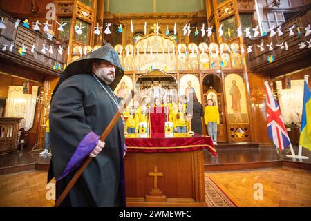 Londres, Angleterre, Royaume-Uni. 24 février 2024. Le Service de prière œcuménique interreligieux a eu lieu dans la cathédrale ukrainienne de Londres à l'occasion du deuxième anniversaire de l'invasion russe de l'Ukraine. (Crédit image : © Tayfun Salci/ZUMA Press Wire) USAGE ÉDITORIAL SEULEMENT! Non destiné à UN USAGE commercial ! Banque D'Images