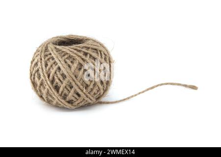 Bobine de ficelle de jute fabriquée à partir de matériaux de jute naturels isolés sur fond blanc Banque D'Images