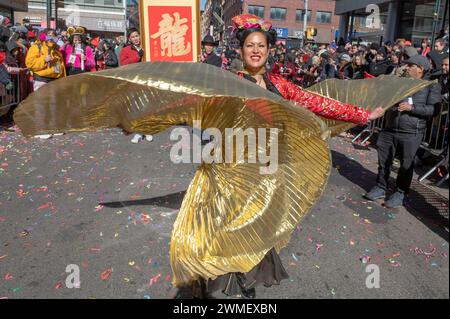 New York, États-Unis. 25 février 2024. NEW YORK, NEW YORK - FÉVRIER 25 : une danseuse se produit au défilé annuel du nouvel an lunaire à Chinatown le 25 février 2024 à New York. Les gens se sont rassemblés pour profiter et célébrer le 26e défilé annuel du nouvel an lunaire, commémorant la fin des 15 jours honorant la première nouvelle lune du calendrier lunaire. 2024 est l'année du Dragon. Crédit : Ron Adar/Alamy Live News Banque D'Images