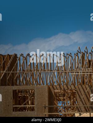 Construction de toit en bois. Bâtiment standard à ossature de bois avec fermes de toit. Maison de cadre de toit. Le cadre de la nouvelle maison de construction. Chantier de construction. Toit Banque D'Images