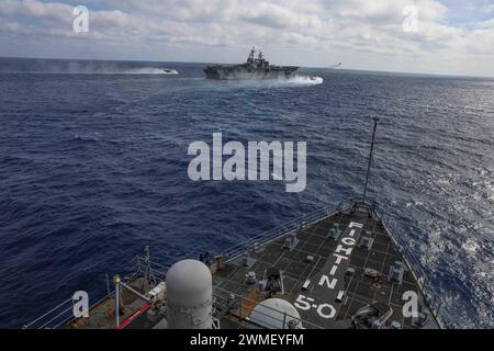 240225-N-ED646-1296 MER MÉDITERRANÉE (25 février 2024) le navire d'assaut amphibie de classe Wasp USS Bataan (LHD 5) lance un AV-8B Harrier, attaché au Marine Medium Tiltrotor Squadron 162 (renforcé), tout en effectuant un exercice photographique en mer Méditerranée avec des coussins d'air d'embarcation de débarquement, attaché à l'Assault Craft Unit 4 et au quai amphibie USS carter Hall (LSD 50), février 25. Le Bataan Amphibious Ready Group sera transféré au commandement de l'OTAN en Méditerranée orientale afin de mener une série d'activités de vigilance à court préavis avec des éléments de la Compagnie maritime alliée Banque D'Images