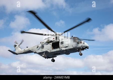 Les Royal Marines britanniques quittent le navire d'assaut amphibie USS Bataan de classe Wasp dans un hélicoptère AgustaWestland AW101 (EH101) Merlin, le 25 février 2024. Le Bataan Amphibious Ready Group est transféré sous le commandement de l’OTAN en Méditerranée orientale afin de mener une série d’activités de vigilance à court préavis avec des éléments du Groupe maritime permanent 2 du Commandement maritime du temps et la marine turque. (Photo du corps des Marines des États-Unis par le caporal Michele Clarke) Banque D'Images