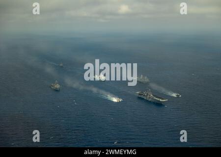 240225-N-HA192-1141 MER MÉDITERRANÉE (25 février 2024) le navire d'assaut amphibie de classe Wasp USS Bataan (LHD 5), le navire de débarquement de classe Harpers Ferry USS carter Hall (LSD 50), le navire de transport amphibie de classe San Antonio USS Mesa Verde (LPD 19), et le destroyer de missiles guidés de classe Arleigh Burke USS Arleigh Burke (DDG 51) transitent en formation avec le navire britannique de réception des victimes primaires RFA Argus (A135) en mer Méditerranée, février 25. Le Bataan Amphibious Ready Group sera transféré au commandement de l'OTAN en Méditerranée orientale afin de mener une série de brefs préavis Banque D'Images