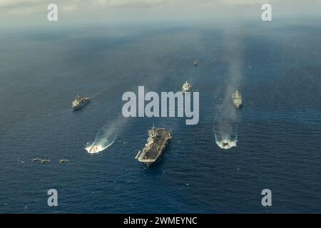 240225-N-HA192-1236 MER MÉDITERRANÉE (25 février 2024) le navire d'assaut amphibie de classe Wasp USS Bataan (LHD 5), le navire de débarquement de classe Harpers Ferry USS carter Hall (LSD 50), le navire de transport amphibie de classe San Antonio USS Mesa Verde (LPD 19), et le destroyer de missiles guidés de classe Arleigh Burke USS Arleigh Burke (DDG 51) transitent en formation avec le navire britannique de réception des victimes primaires RFA Argus (A135) en mer Méditerranée, février 25. Le Bataan Amphibious Ready Group sera transféré au commandement de l'OTAN en Méditerranée orientale afin de mener une série de brefs préavis Banque D'Images