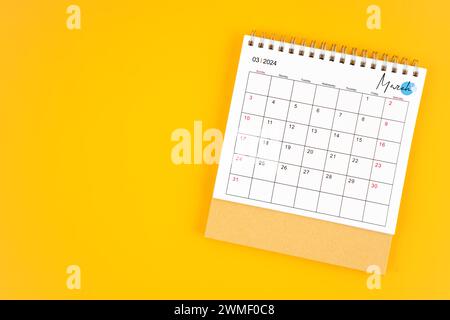 Calendrier de bureau de mars 2024 sur fond de couleur jaune, position avec espace de copie. Banque D'Images