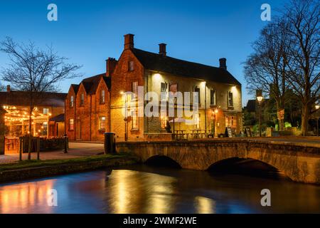 Le Kingsbridge Inn au crépuscule. Bourton sur l'eau, Cotswolds, Gloucestershire, Angleterre Banque D'Images