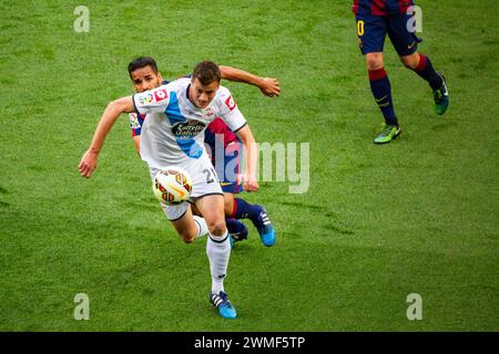 DOUGLAS, BARCELONA FC, 2015 : le défenseur brésilien Douglas dans l'une de ses trois seules apparitions en championnat pour Barcelone défie Oriol Riera de Deportivo. Dernier match de la saison de Liga 2014-15 en Espagne entre Barcelone FC et Deportivo de la Coruna au Camp Nou, Barcelone, le 23 mai 2015. The Game terminé 2-2. Barcelone a célébré la victoire du titre de champion et le dernier match à domicile de la légende Xavi. Deportiva a obtenu le point dont ils avaient besoin pour éviter la relégation. Photographie : Rob Watkins Banque D'Images