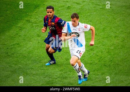 DOUGLAS, BARCELONA FC, 2015 : le défenseur brésilien Douglas dans l'une de ses trois seules apparitions en championnat pour Barcelone défie Oriol Riera de Deportivo. Dernier match de la saison de Liga 2014-15 en Espagne entre Barcelone FC et Deportivo de la Coruna au Camp Nou, Barcelone, le 23 mai 2015. The Game terminé 2-2. Barcelone a célébré la victoire du titre de champion et le dernier match à domicile de la légende Xavi. Deportiva a obtenu le point dont ils avaient besoin pour éviter la relégation. Photographie : Rob Watkins Banque D'Images