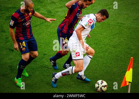 DOUGLAS, BARCELONA FC, 2015 : le défenseur brésilien Douglas dans l'une de ses trois seules apparitions en championnat pour Barcelone défie Oriol Riera de Deportivo. Dernier match de la saison de Liga 2014-15 en Espagne entre Barcelone FC et Deportivo de la Coruna au Camp Nou, Barcelone, le 23 mai 2015. The Game terminé 2-2. Barcelone a célébré la victoire du titre de champion et le dernier match à domicile de la légende Xavi. Deportiva a obtenu le point dont ils avaient besoin pour éviter la relégation. Photographie : Rob Watkins Banque D'Images