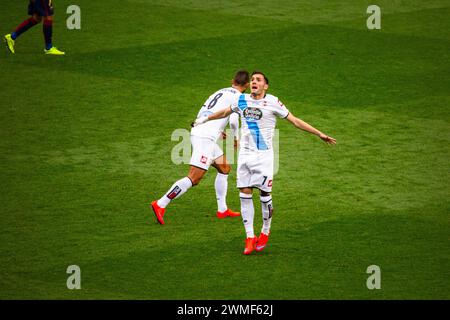 LUCAS, DEPORTIVO, 2015 : Lucas Pérez de Deportivo marque un but pour faire le score de 2-1 à la 67e minute et célèbre auprès des fans à l'extérieur. Dernier match de la saison de Liga 2014-15 en Espagne entre Barcelone FC et Deportivo de la Coruna au Camp Nou, Barcelone, le 23 mai 2015. The Game terminé 2-2. Barcelone a célébré la victoire du titre de champion et le dernier match à domicile de la légende Xavi. Deportiva a obtenu le point dont ils avaient besoin pour éviter la relégation. Photographie : Rob Watkins Banque D'Images