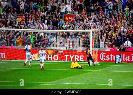 LIONEL MESSI, BARCELONA FC, 2015 : Lionel Messi marque son deuxième but à la 59e minute pour faire 2-0. Dernier match de la saison de Liga 2014-15 en Espagne entre Barcelone FC et Deportivo de la Coruna au Camp Nou, Barcelone, le 23 mai 2015. The Game terminé 2-2. Barcelone a célébré la victoire du titre de champion et le dernier match à domicile de la légende Xavi. Deportiva a obtenu le point dont ils avaient besoin pour éviter la relégation. Photographie : Rob Watkins Banque D'Images