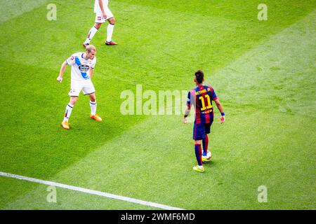 NEYMAR, BARCELONA FC, 2015 : Neymar Jr dribble et est défié par Álex Bergantiños. Dernier match de la saison de Liga 2014-15 en Espagne entre Barcelone FC et Deportivo de la Coruna au Camp Nou, Barcelone, le 23 mai 2015. The Game terminé 2-2. Barcelone a célébré la victoire du titre de champion et le dernier match à domicile de la légende Xavi. Deportiva a obtenu le point dont ils avaient besoin pour éviter la relégation. Photographie : Rob Watkins Banque D'Images