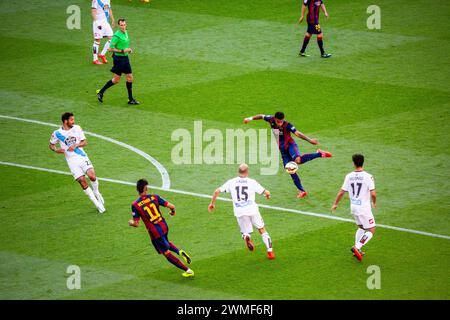 RAFINHA, BARCELONA FC, 2015 : Rafinha de Barcelone tire un coup de but depuis le bord de la boîte. Dernier match de la saison de Liga 2014-15 en Espagne entre Barcelone FC et Deportivo de la Coruna au Camp Nou, Barcelone, le 23 mai 2015. The Game terminé 2-2. Barcelone a célébré la victoire du titre de champion et le dernier match à domicile de la légende Xavi. Deportiva a obtenu le point dont ils avaient besoin pour éviter la relégation. Photographie : Rob Watkins Banque D'Images