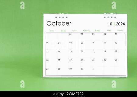 Calendrier de bureau d'octobre 2024 isolé dans un fond de couleur verte. Banque D'Images