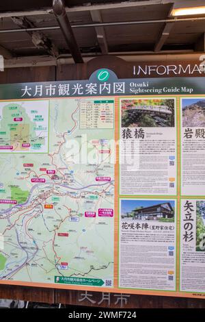 Carte touristique d'Otsuki et panneau d'information, ville d'Otsuki dans la préfecture de Yamanashi, Japon, Asie, 2023 Banque D'Images