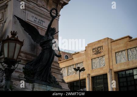 Figure de victoire de Monumento AOS Restauradores sur la place Restauradores avec Teatro Eden en arrière-plan. Lisbonne, Portugal. 1er février 2024. Banque D'Images