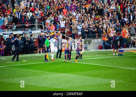 XAVI, MATCH D'ADIEU, BARCELONA FC, 2015 : un moment émotionnel alors que Xavi Hernandez est remplacé dans son dernier match à domicile par son partenaire de milieu de terrain de longue date Andrés Iniesta. Dernier match de la saison de Liga 2014-15 en Espagne entre Barcelone FC et Deportivo de la Coruna au Camp Nou, Barcelone, le 23 mai 2015. The Game terminé 2-2. Barcelone a célébré la victoire du titre de champion et le dernier match à domicile de la légende Xavi. Deportiva a obtenu le point dont ils avaient besoin pour éviter la relégation. Photographie : Rob Watkins Banque D'Images