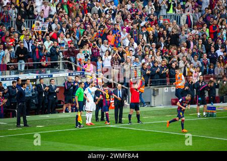 XAVI, MATCH D'ADIEU, BARCELONA FC, 2015 : un moment émotionnel alors que Xavi Hernandez est remplacé dans son dernier match à domicile par son partenaire de milieu de terrain de longue date Andrés Iniesta. Dernier match de la saison de Liga 2014-15 en Espagne entre Barcelone FC et Deportivo de la Coruna au Camp Nou, Barcelone, le 23 mai 2015. The Game terminé 2-2. Barcelone a célébré la victoire du titre de champion et le dernier match à domicile de la légende Xavi. Deportiva a obtenu le point dont ils avaient besoin pour éviter la relégation. Photographie : Rob Watkins Banque D'Images