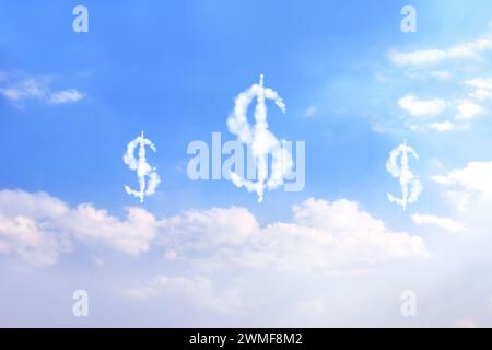 Faire de l'argent. Les signes du dollar AMÉRICAIN dans les nuages. Nuages en forme de symboles de devise du dollar américain. Symbole dollar en nuage. Affaires, développement et pros Banque D'Images